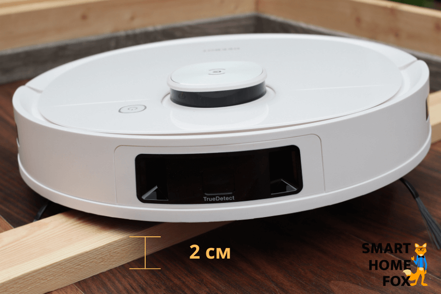 Der Ecovacs Deebot T9 überfährt ein 2 cm hohes Hindernis